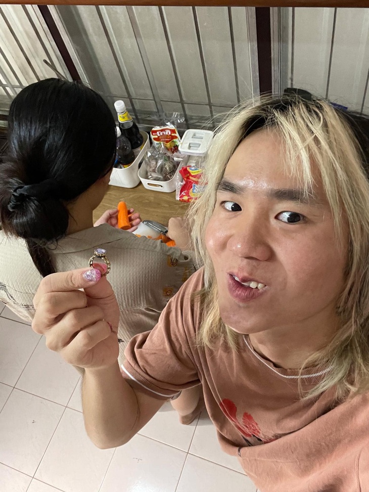 Thanh niên chụp ảnh nhẫn cưới cùng bạn gái nhận cái kết đắng lòng - Ảnh 2.