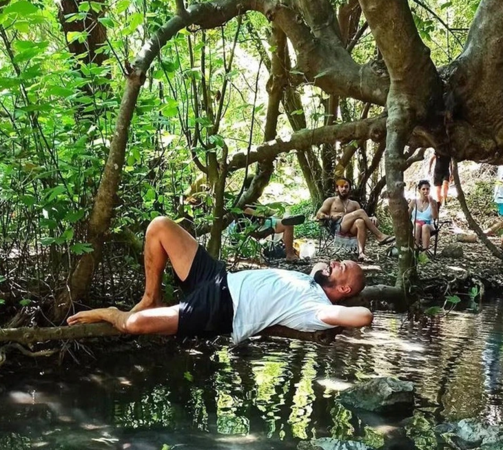 Lỡ bước chân vào thế giới người tí hon.