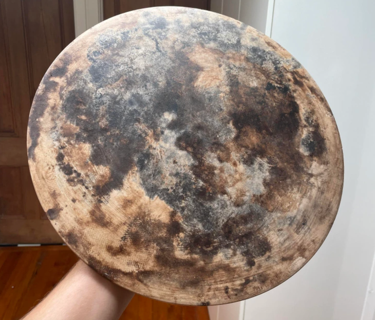 Chiếc thớt đá sau 5 năm sử dụng nhào bột pizza.