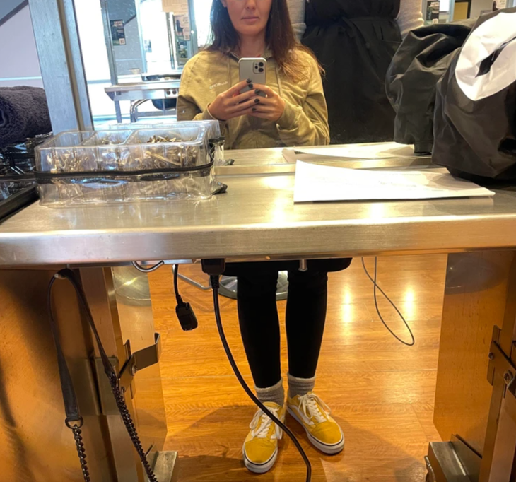 Đôi chân và phần thân hình như không liên quan nhau.