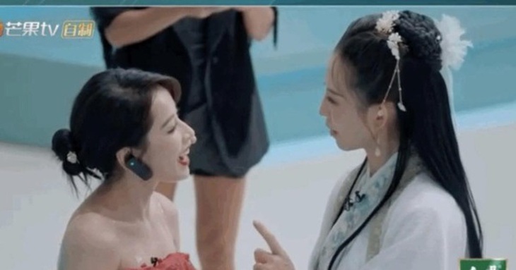 Chi Pu lại bị Thái Thiếu Phân gài hàng, sơ hở là dạy tiếng Trung cho đàn em - Ảnh 1.