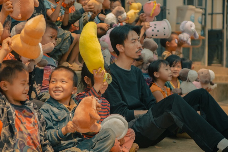 Đen Vâu ra MV Nấu ăn cho em và hành trình lên vùng cao đầy nụ cười - Ảnh 6.