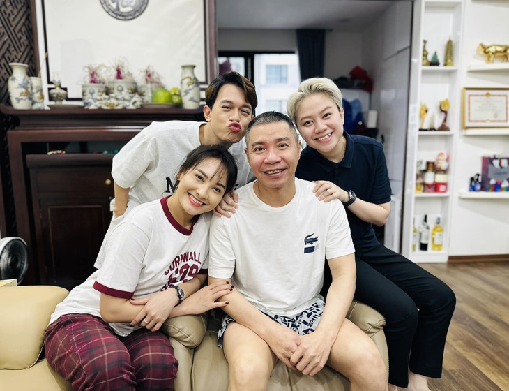 Cô Đẩu Công Lý tươi tắn bên dàn sao Về nhà đi con - Ảnh 1.