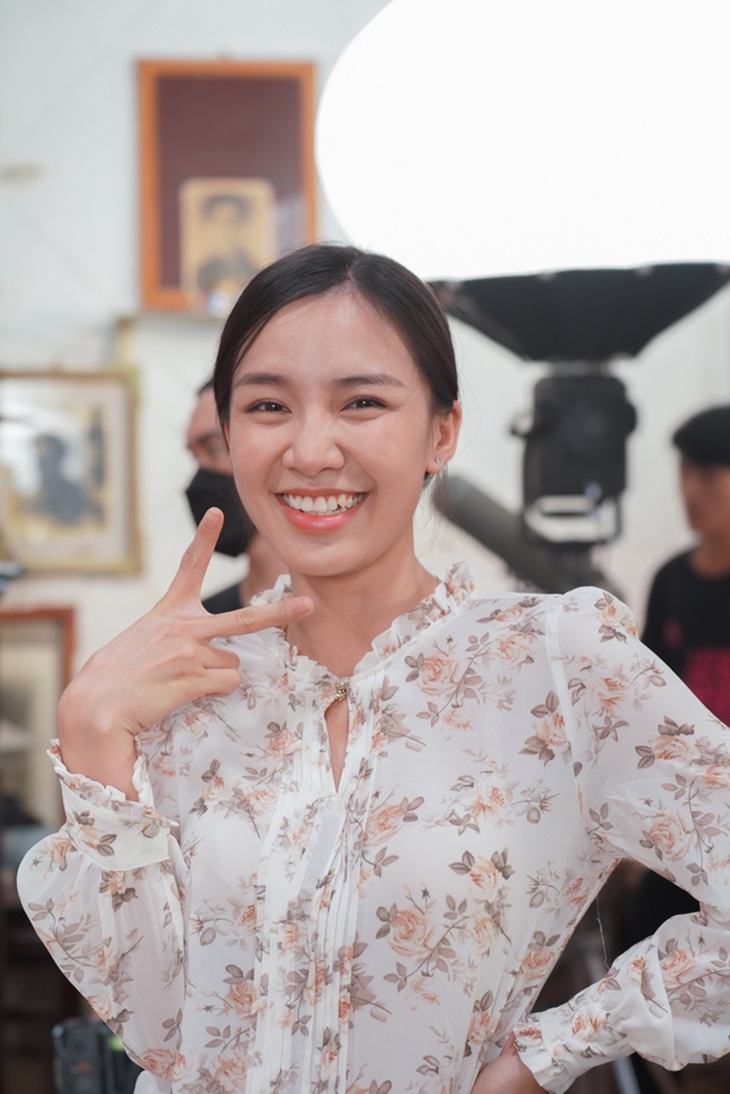 Tú Tri đóng cảnh tình cảm với bạn diễn nam hơn 30 tuổi trong Lật mặt 6 ra sao? - Ảnh 1.