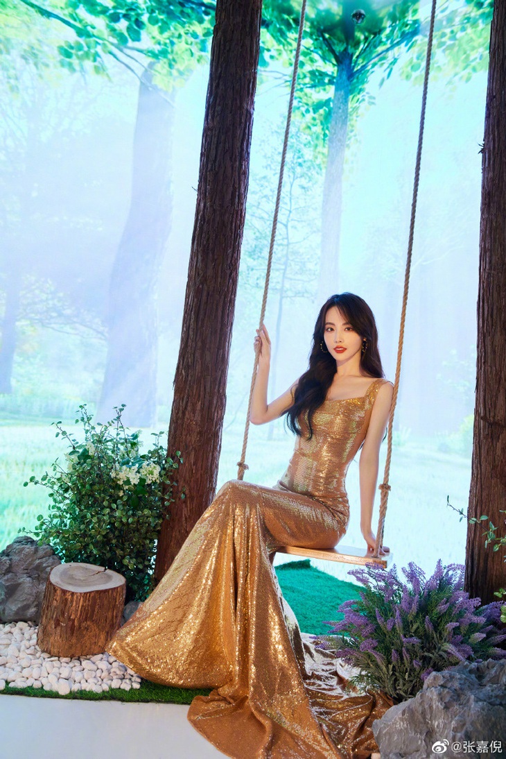 Tham gia Đạp gió 2023, Trương Gia Nghê bị soi chuyện quần quần áo áo - Ảnh 1.