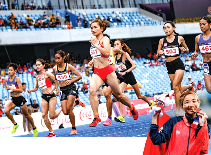 Nguyễn Thị Oanh trên đường chạy cự ly 10.000m. Ảnh: NAM TRẦN