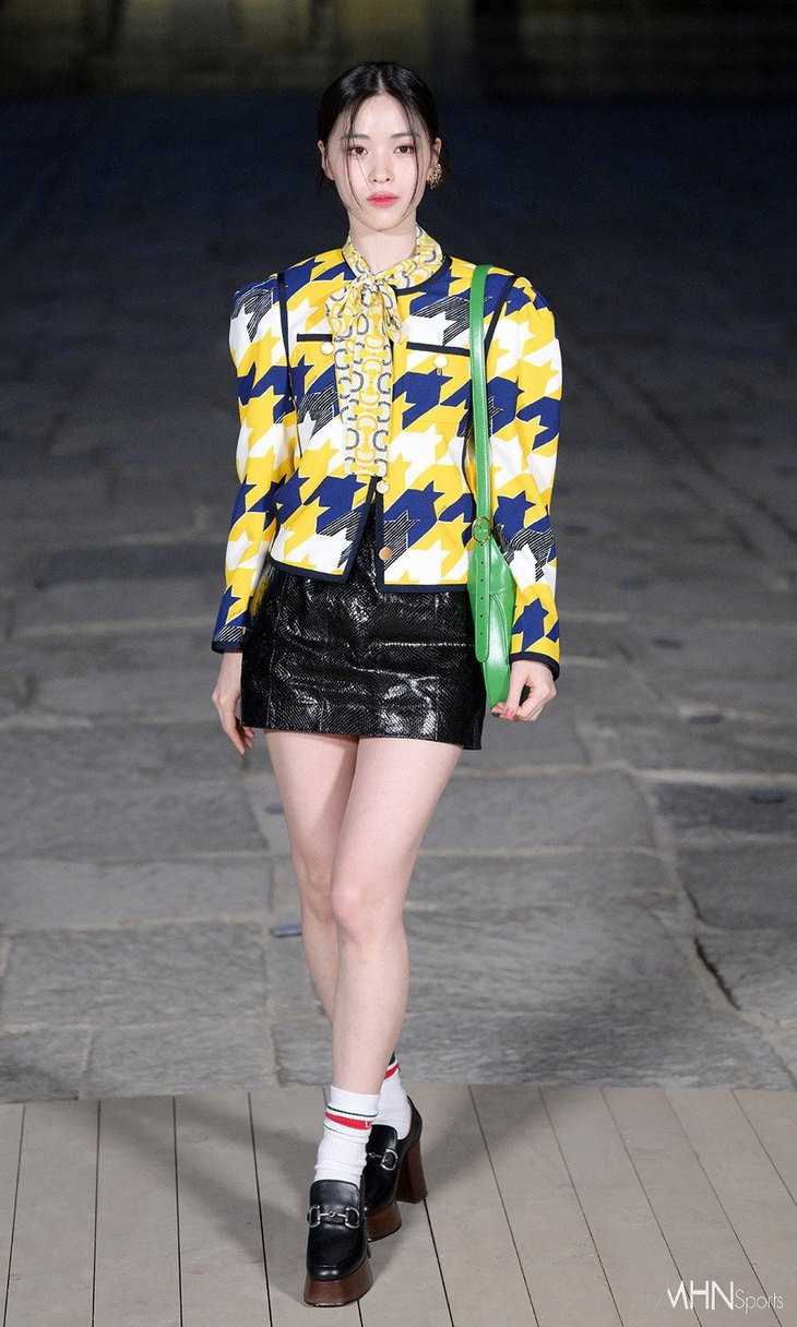 Diện áo da lông giữa mùa hè, Sơn Tùng M-TP lép vế giữa thảm đỏ quốc tế - Ảnh 7.