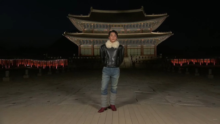 Diện áo da lông giữa mùa hè, Sơn Tùng M-TP lép vế giữa thảm đỏ quốc tế - Ảnh 5.