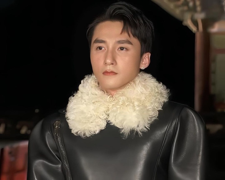 Diện áo da lông giữa mùa hè, Sơn Tùng M-TP lép vế giữa thảm đỏ quốc tế - Ảnh 2.