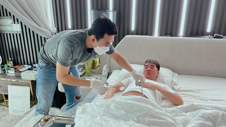 Đàm Vĩnh Hưng năn nỉ khán giả ngừng gửi quà thăm bệnh