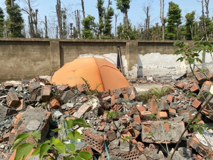 Thanh niên chẳng muốn làm gì, chỉ dựng lều rồi nằm yên - Ảnh 1.