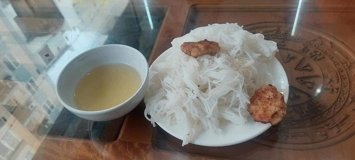 Ảnh vui 21-5: Suất bún chả 35.000 đồng có đúng bún với chả - Ảnh 1.