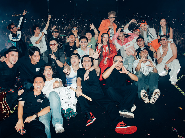 SOOBIN tuyên bố chưa muốn lấy vợ, Binz lúng túng khi bị fan đánh úp trên sân khấu - Ảnh 1.