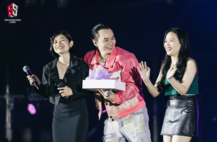 SOOBIN tuyên bố chưa muốn lấy vợ, Binz lúng túng khi bị fan đánh úp trên sân khấu - Ảnh 6.