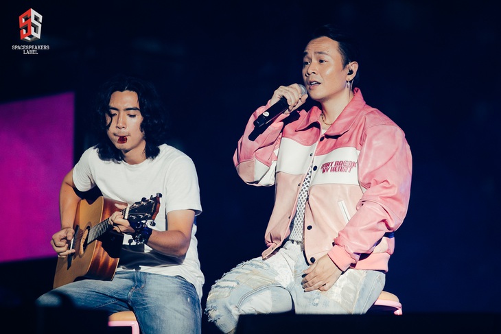 SOOBIN tuyên bố chưa muốn lấy vợ, Binz lúng túng khi bị fan đánh úp trên sân khấu - Ảnh 4.