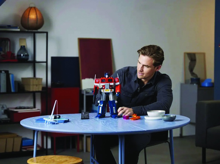 Người lớn và "quyền được chơi" đồ chơi con trẻ - Ảnh 1.