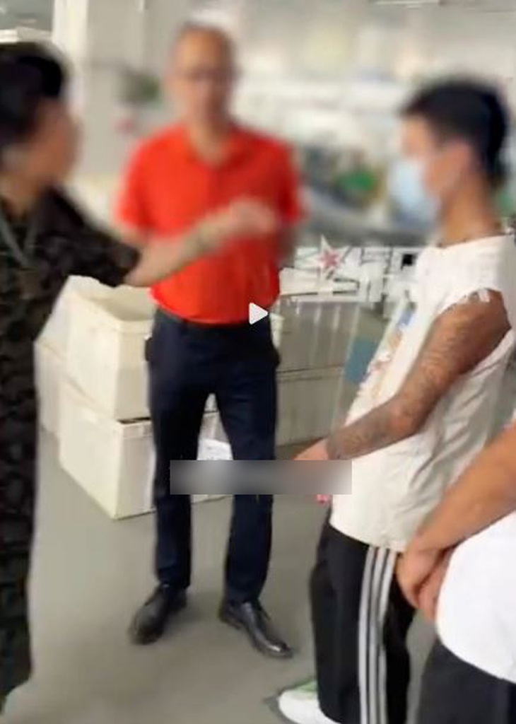 Suýt bị đuổi việc vì cơ thể có... hình xăm - Ảnh 1.