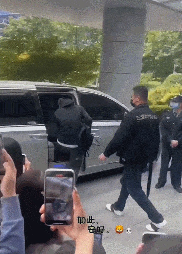 Xôn xao chuyện Vương Nhất Bác bị fan cuồng ném đồ vào người - Ảnh 1.