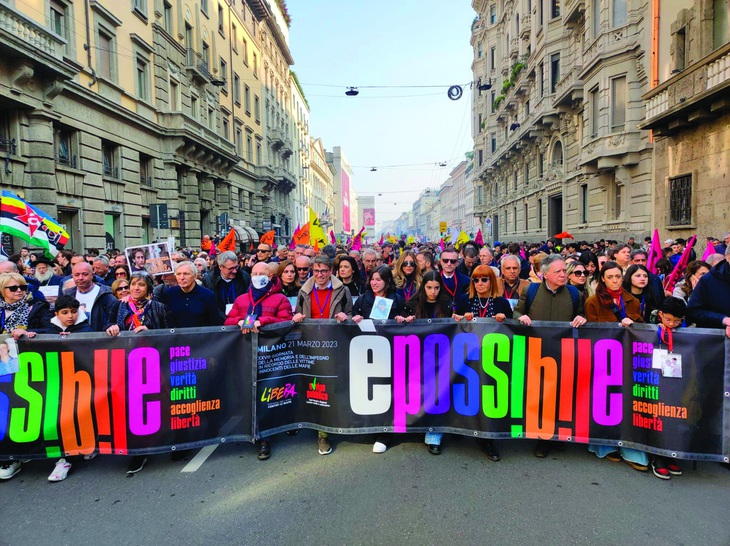 Cuộc tuần hành bắt đầu ở Corso Venezia, đoàn người hát vang bài hát Một trăm bước chân, kết thúc tại quảng trường Duomo - nơi danh sách tên các nạn nhân vô tội được xướng lên.