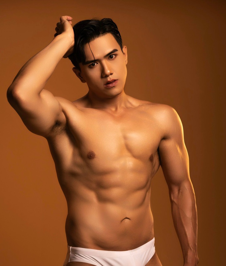 Chàng trai 132 ký giảm cân, tập body 6 múi dự thi Siêu mẫu thể hình thế giới - Ảnh 4.