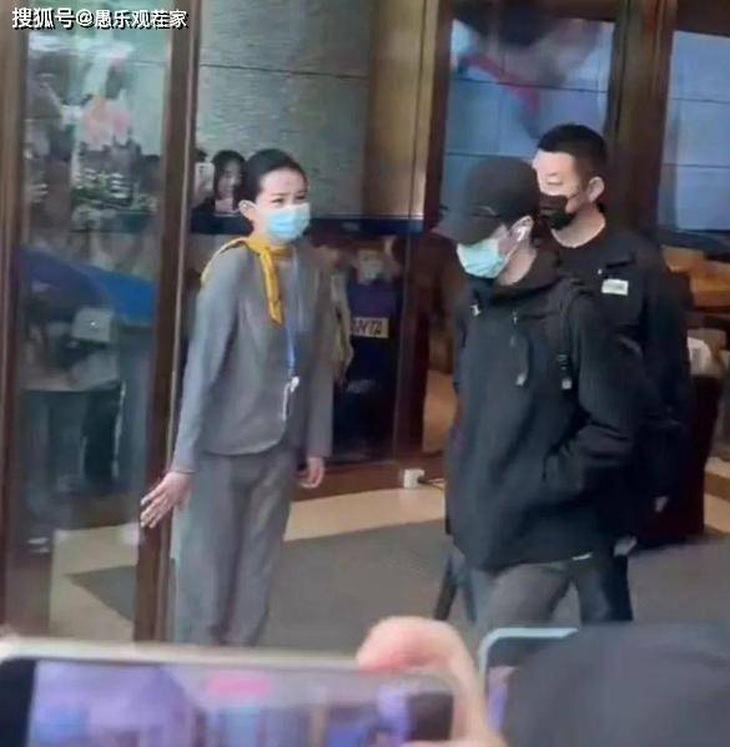 Xôn xao chuyện Vương Nhất Bác bị fan cuồng ném đồ vào người - Ảnh 3.