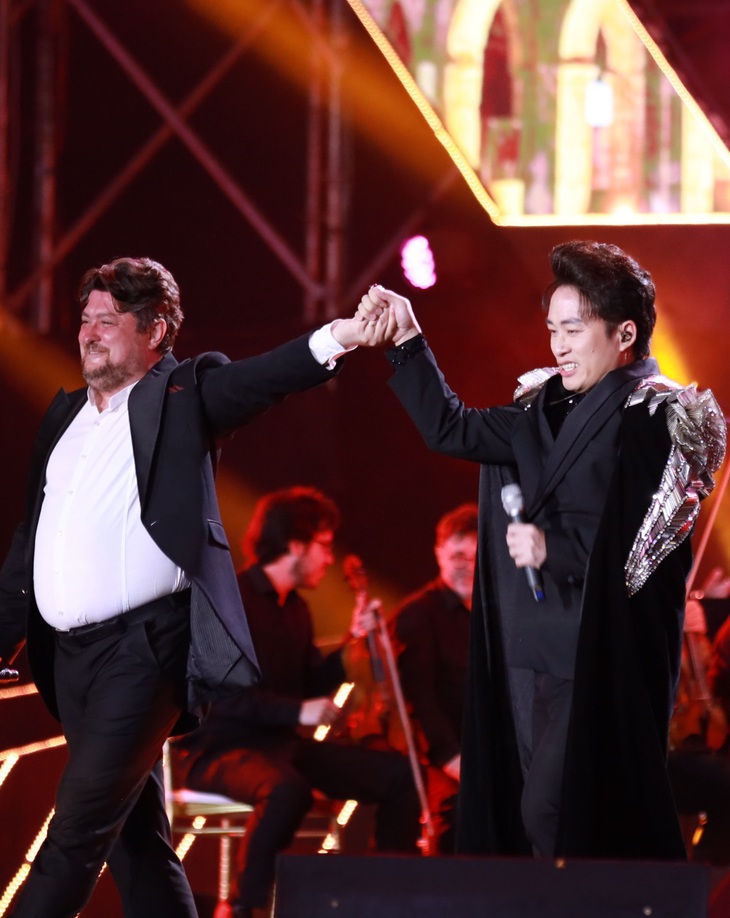 Tùng Dương bất ngờ chuyển hát nhạc trẻ, đốn tim 30.000 khán giả - Ảnh 1.