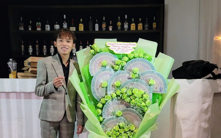 Puka bất ngờ được nhận bó hoa trị giá khủng - Ảnh 4.