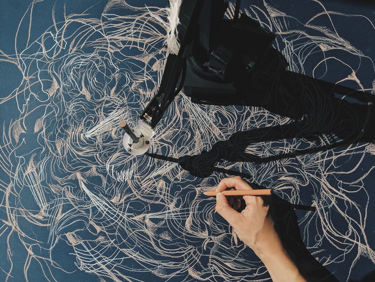 Tố Quân vẽ cùng "cộng sự". Ảnh trên web cá nhân của cô