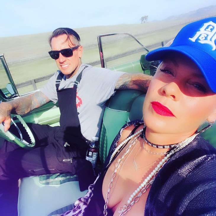 Ca sĩ Pink nhận chỉ trích khi liên tục đăng ảnh khỏa thân - Ảnh 4.