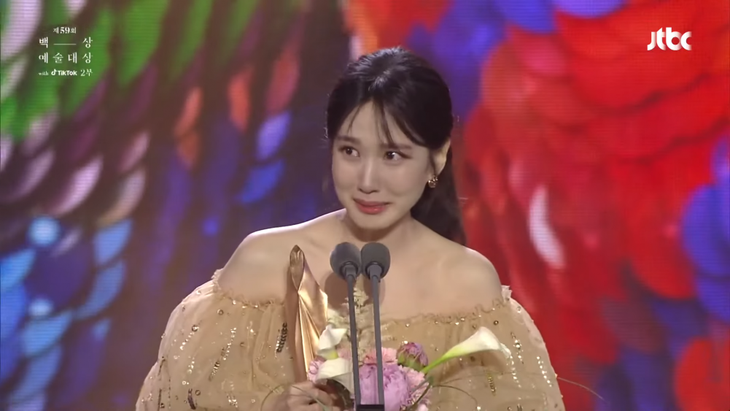 Park Eun Bin nghẹn ngào bày tỏ cảm xúc khi nhận giải Daesang - giải thưởng được ví như Oscar Hàn Quốc&nbsp;