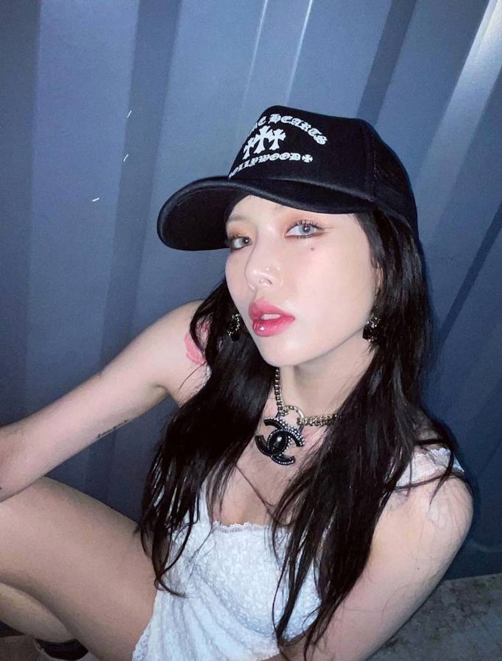 HyunA gây hoang mang với gương mặt cứng đơ cùng đôi mắt kỳ lạ - Ảnh 1.