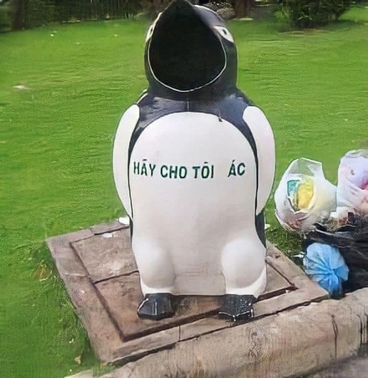 Ảnh vui 9-5: Chú chim cánh cụt đòi được ác - Ảnh 1.