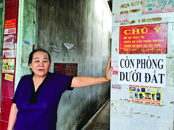 Bà Mỳ treo bảng "còn phòng dưới đất" để chờ người thuê. Ảnh: CÔNG TRIỆU