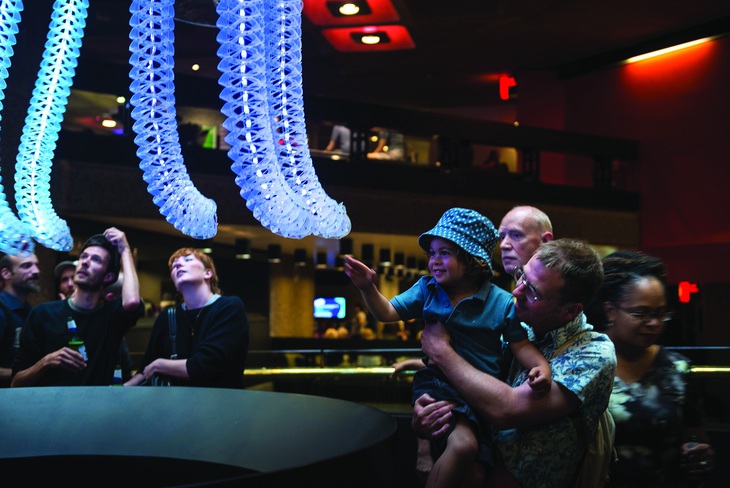 Tương tác với tạo vật điều khiển bằng AI tại triển lãm Petting Zoo (London). Ảnh: minimaforms.com