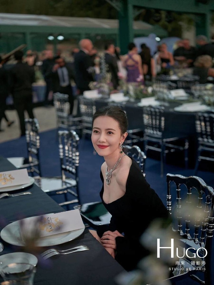 ‘Chu Chỉ Nhược Cao Viên Viên giản dị, ăn mì ly, ‘buôn dưa lê cùng người qua đường - Ảnh 1.