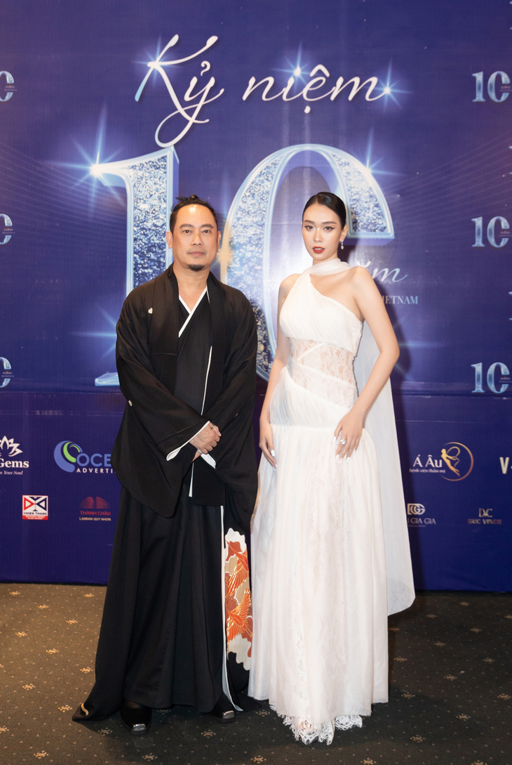 Nhà thiết kế Võ Việt Chung và hoa hậu Ban Mai tại sự kiện. Dịp này, NTK Võ Việt Chung cũng đã công bố bản quyền ba cuộc thi nhan sắc mới của anh là Hoa hậu Hành tinh xanh Việt Nam, Hoa hậu Ngọc trai Việt Nam, Hoa hậu Lụa - Di sản Việt Nam