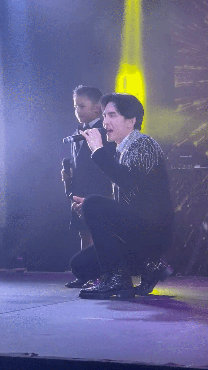 Con trai Đan Trường song ca cùng ba, hát chưa rõ lời vẫn đáng yêu đến lạ - Ảnh 2.