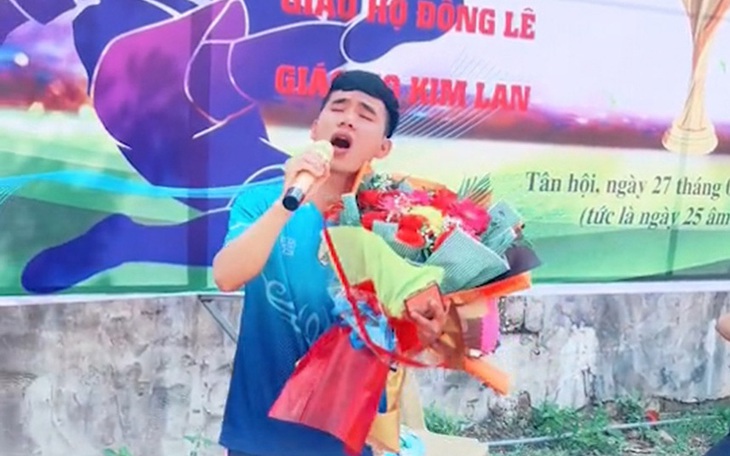 Chàng trai cover "Lỡ hẹn với dòng Lam" như nuốt đĩa