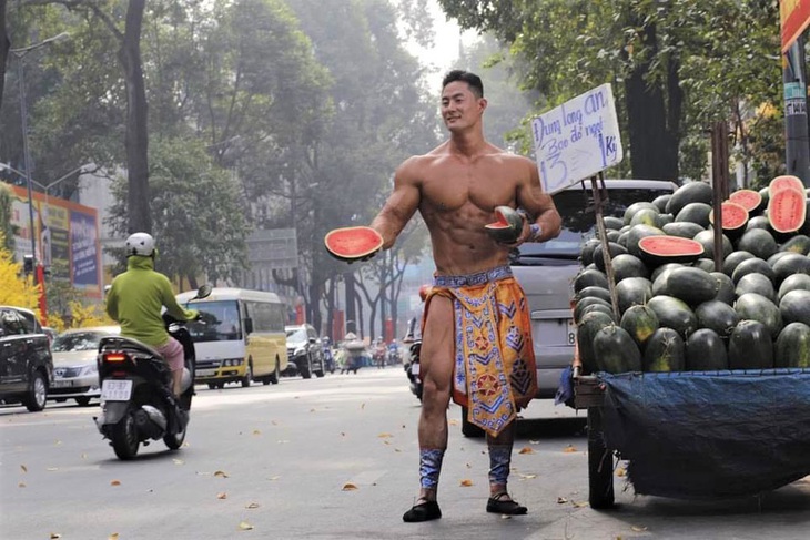 Anh Mai An Tiêm bán dưa hấu làm giám khảo cuộc thi thể hình - Ảnh 1.
