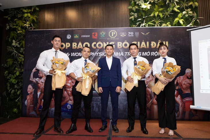 Anh Mai An Tiêm bán dưa hấu làm giám khảo cuộc thi thể hình - Ảnh 2.