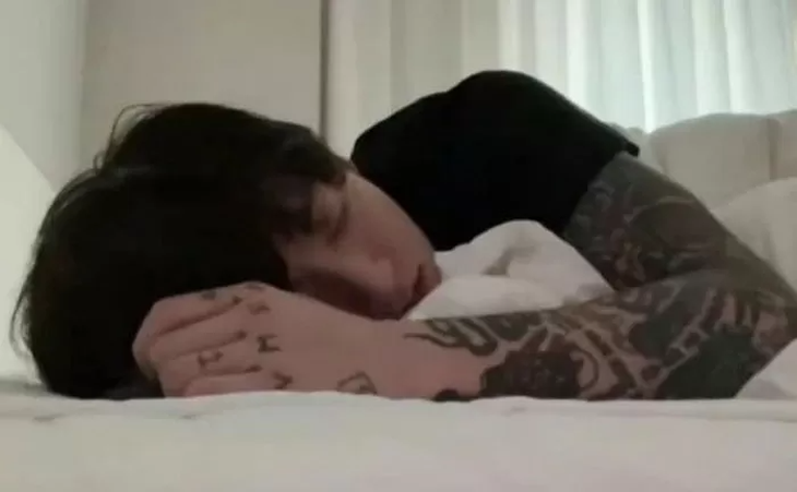 6,7 triệu người xem Jungkook bắt chước Hieuthuhai ngủ online - Ảnh 2.