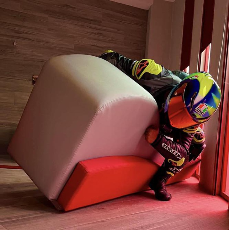 Ảnh vui 17-6: Anh Tây diện áo xe ôm công nghệ để đu trend? - Ảnh 4.