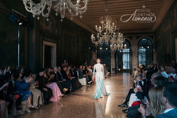 Bảo Hà khoe sắc vóc rực rỡ bên H’Hen Niê, Tiểu Vy tại Ý - Ảnh 1.