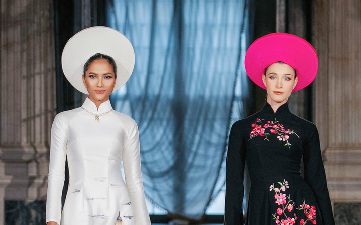 Hoa hậu Ý mặc áo dài tôn vinh Việt Nam trong show Hoàng Hải ở Venice