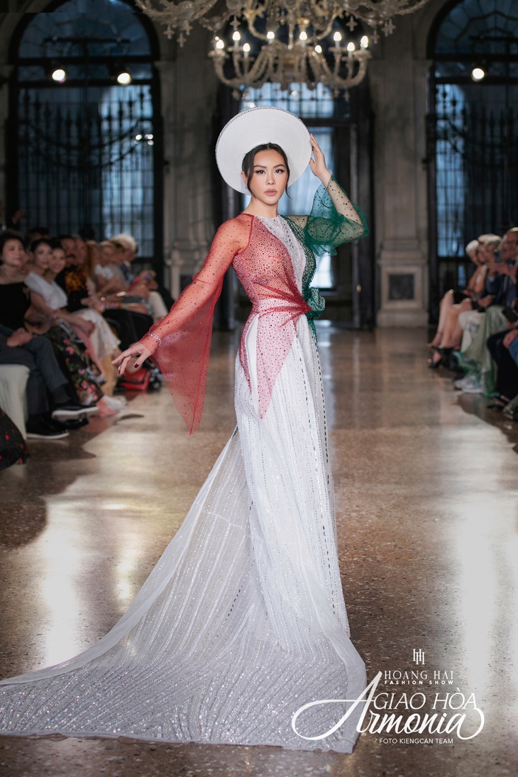 Bảo Hà khoe sắc vóc rực rỡ bên H’Hen Niê, Tiểu Vy tại Ý - Ảnh 8.