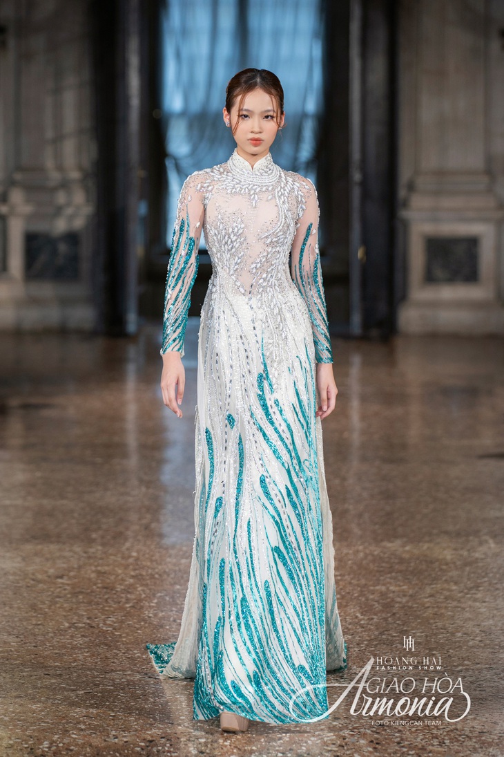 Bảo Hà khoe sắc vóc rực rỡ bên H’Hen Niê, Tiểu Vy tại Ý - Ảnh 2.