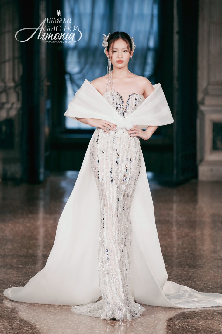 Bảo Hà khoe sắc vóc rực rỡ bên H’Hen Niê, Tiểu Vy tại Ý - Ảnh 3.