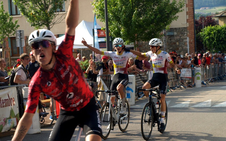 Hai tay đua "tạo dáng" ăn mừng sớm và cái kết... đắng