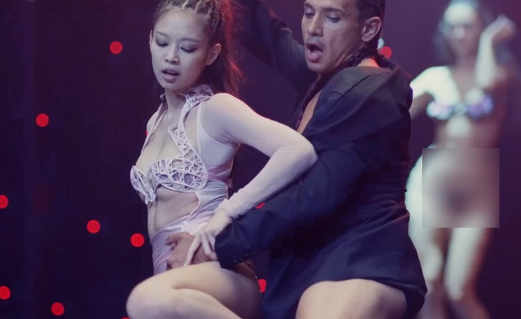 Tạo hình hở hang của Jennie khiến người xem "gai mắt"