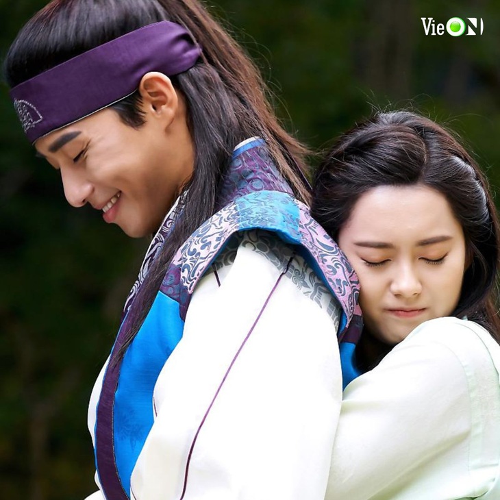 Go Ara (phải) và Park Seo Joon trong Hoa kiếm